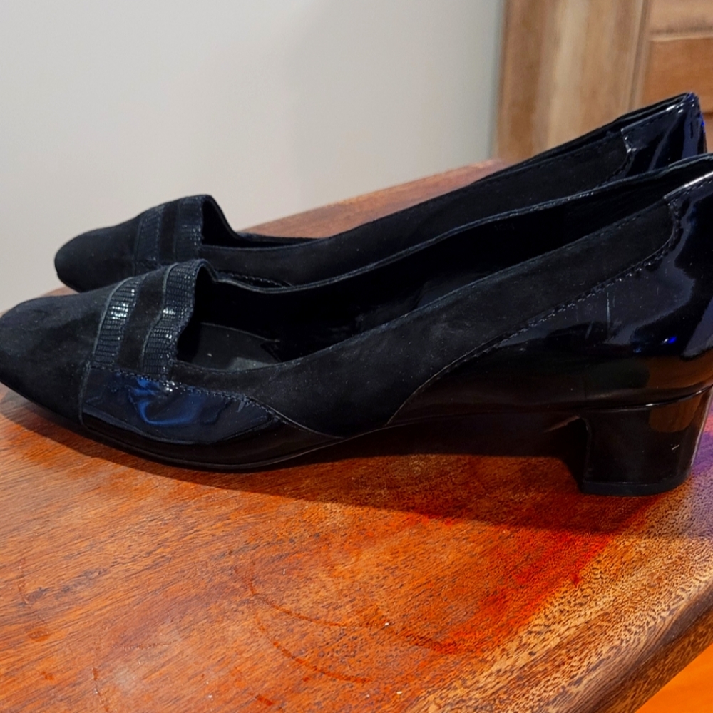 NWOT / Vaneli ladies Suede and Patent Shoe